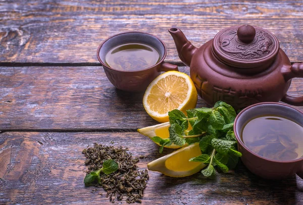 Teetasse Teekanne Und Zitronenscheiben Ingwer Minze Grüner Tee Auf Holzgrund — Stockfoto