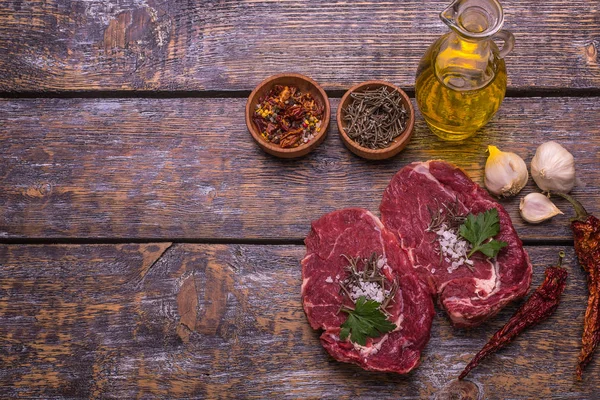 Rauw Rundvlees Gegrilde Biefstuk Zout Peper Knoflook Tomaat Tijm Rozemarijn — Stockfoto