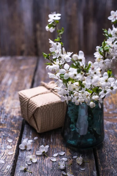 Bahar Çiçekleri Hediye Kutusu Karanlık Vintage Ahşap Arka Plan Üzerinde — Stok fotoğraf