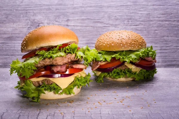 Hamburguesa Artesanal Ternera Con Verduras Frescas Tomates Queso Cebolla Ensalada — Foto de Stock