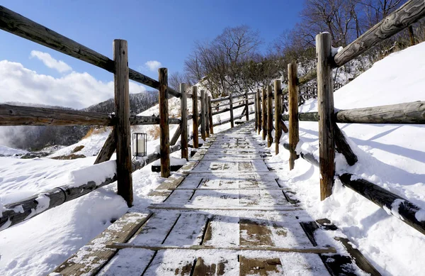Noboribetsu onsen and walkway bridge hell valley snow — Stock Photo, Image