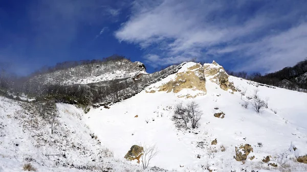 Noboribetsu onsen nieve montaña bluesky infierno valle invierno — Foto de Stock