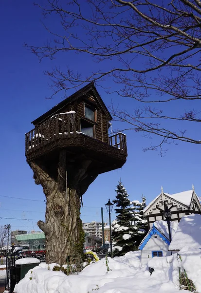 트리 하우스 건축 눈 겨울 — 스톡 사진