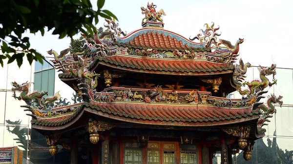 타이 페이, 대만에서 중국 룽산 사원 지붕 — 스톡 사진