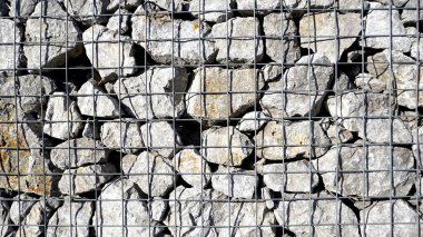 Gabion çerçeve kalın taşlarla, metal taş sepet doldurulmuş