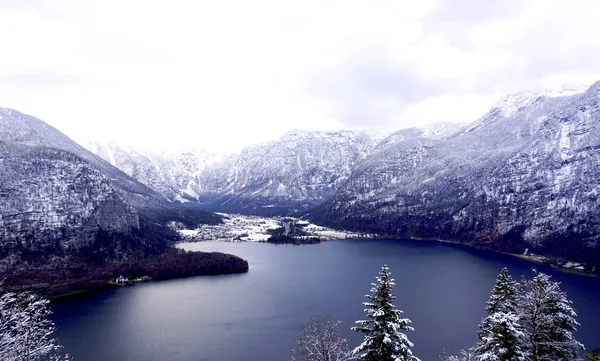 Scenery of Hallstatt Winter snow mountain landscape valley and l — Stock Photo, Image