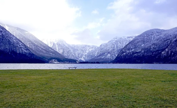 Panorama Hallstatt jezera a zelené travnaté pole venkovní — Stock fotografie