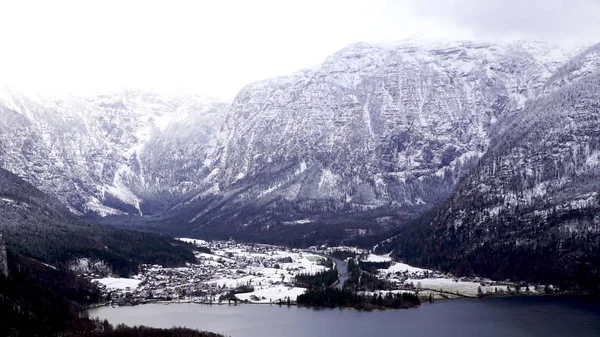 Viewpoint of Hallstatt Winter snow mountain landscape and land w — Stock Photo, Image