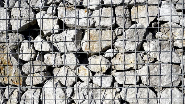 Gabion gevuld frame met dikke stenen, Metalen stenen mandje gevuld — Stockfoto