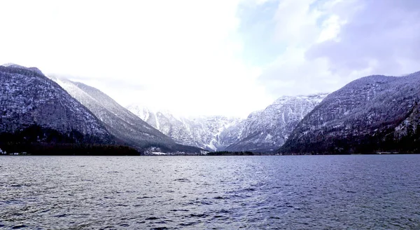 View of Hallstatt lake and green grass field outdoor with snow m — Stock Photo, Image