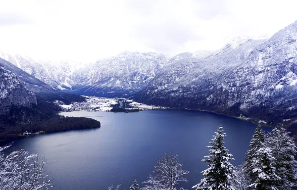 Viewpoint of Hallstatt Winter snow mountain landscape valley and — Stock Photo, Image