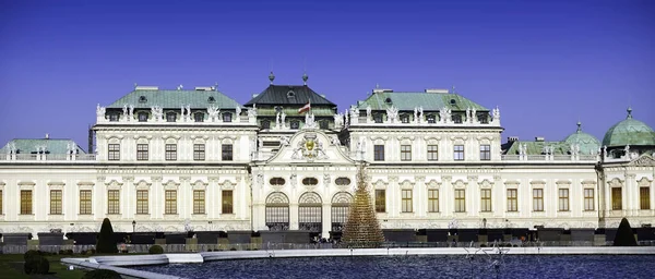 Belvedere Palace Historical Building Architecture Elevation Pool Foreground Blue Sky — Stock Photo, Image