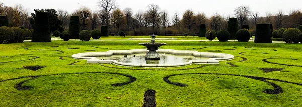 Panorama Flower Garden Campo Grama Com Fonte Piscina Centro Com — Fotografia de Stock