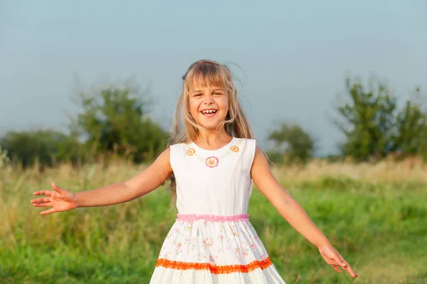 Happy little girl playing in park. — Stock Photo, Image