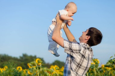 Mutlu aile gün anda parkta oynamak. 