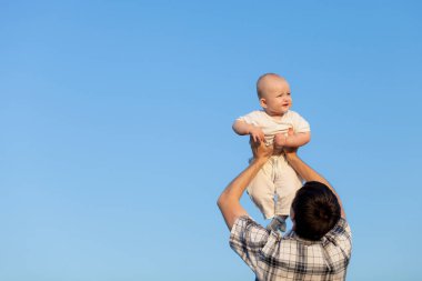 Mutlu aile gün anda parkta oynamak.