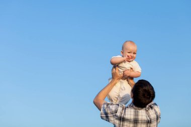 Mutlu aile gün anda parkta oynamak.