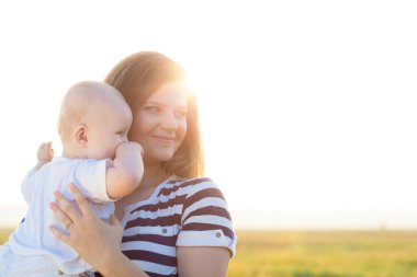 Mutlu aile gün anda parkta oynamak.