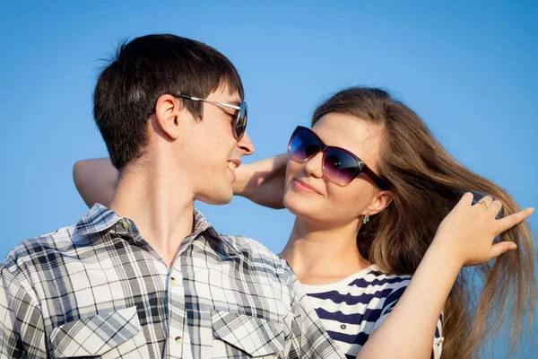 Portrait of young couple standing  in a field. — Stock Photo, Image