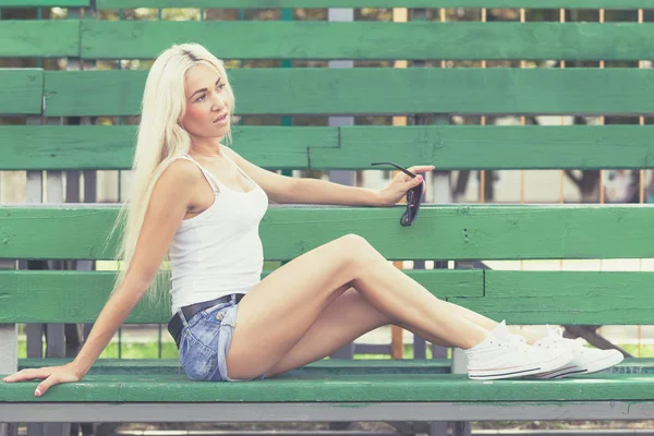 Sports girl sitting outdoors at the day time. — Stock Photo, Image