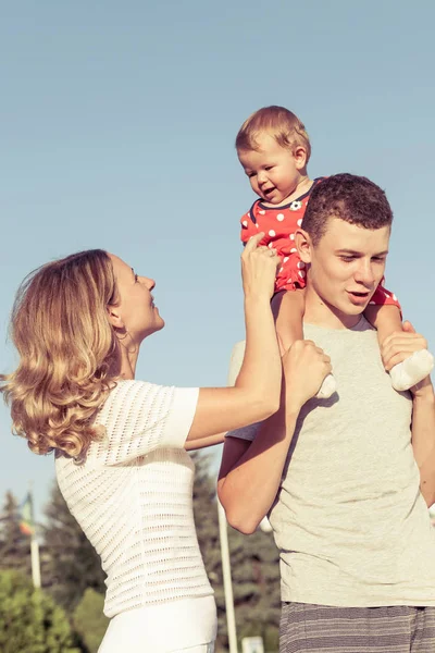 Familia feliz jugando en el parque . —  Fotos de Stock