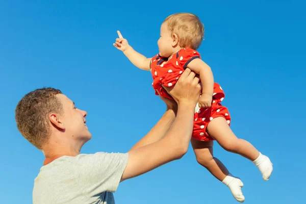 Glad bror och syster leker i parken. — Stockfoto