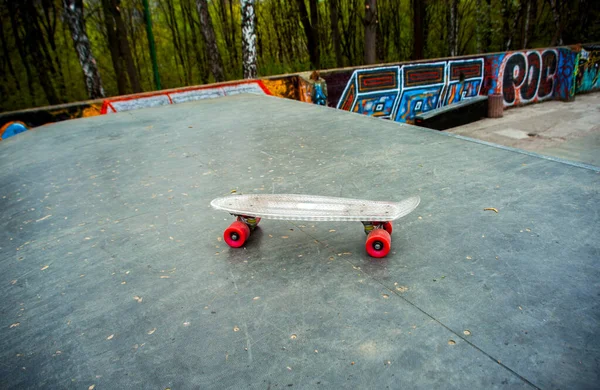 Skateboard Στο Πάρκο Skate — Φωτογραφία Αρχείου