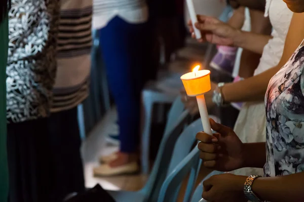 Primer plano de personas celebrando vigilia de velas en la oscuridad buscando esperanza —  Fotos de Stock