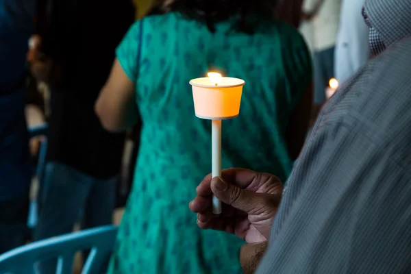 Closeup lidí s svíčka vigilie v temné hledají naději — Stock fotografie