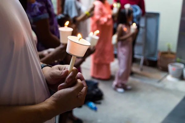 Closeup lidí s svíčka vigilie v temné hledají naději — Stock fotografie