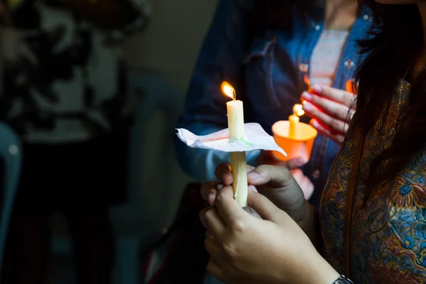 Primer plano de personas celebrando vigilia de velas en la oscuridad buscando esperanza —  Fotos de Stock