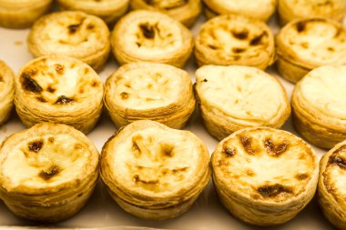 Taze pişmiş lezzetli Portekizce yumurta tart tepsi