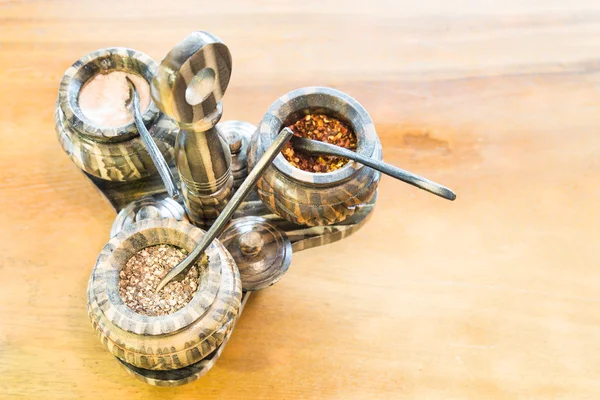 Sal, pimienta, copos de chile especias en recipiente — Foto de Stock
