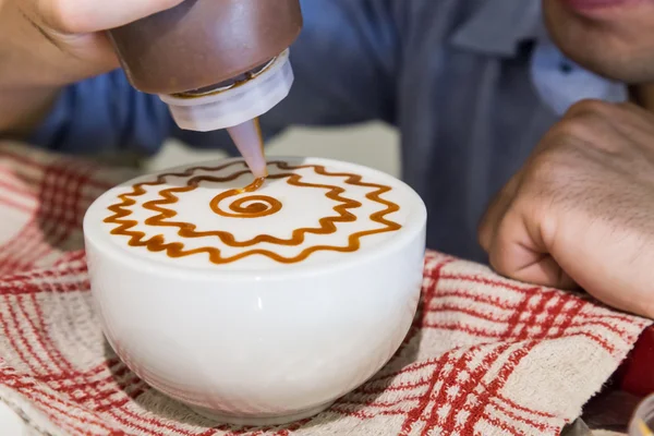 Seri orang mendekorasi kopi dengan seni — Stok Foto