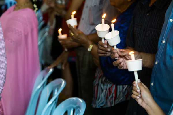 Primer plano de personas celebrando vigilia de velas en la oscuridad buscando esperanza —  Fotos de Stock