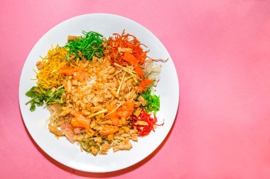 Yee Sang veya Yusheng, geleneksel Çin yeni yılı refah del