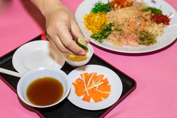 Orang mempersiapkan Yee Sang atau Yusheng Cina makanan lezat — Stok Foto