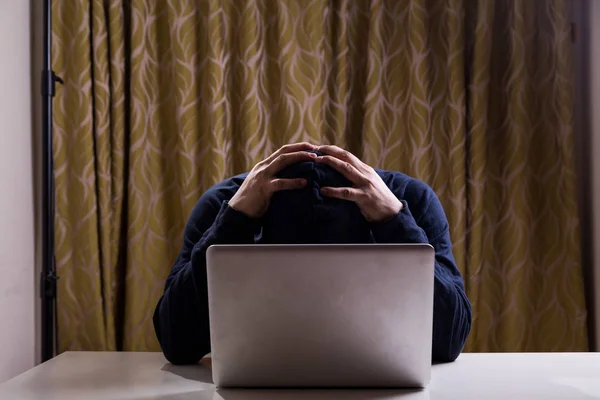 Hacker with both hands on head after failed attempt — Stock Photo, Image