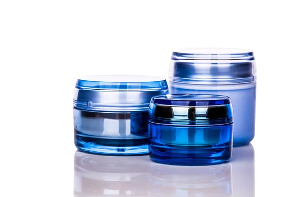 Tarro cosmético de cuidado de la piel azul sobre fondo blanco — Foto de Stock