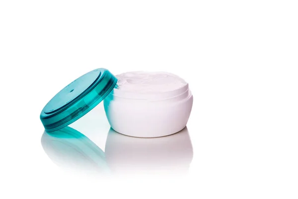 Botol kosmetik Skincare dengan krim di latar belakang putih — Stok Foto