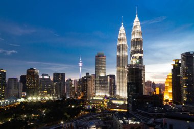 Petronas ikiz kule ve Kl tower, Kuala Lumpur alacakaranlıkta görünümü.