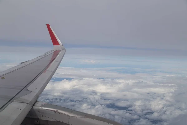 Serie de vistas panorámicas de la atmósfera desde la ventana del avión durante el vuelo — Foto de Stock