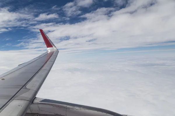 Серия живописных видов из окна самолета во время полета — стоковое фото