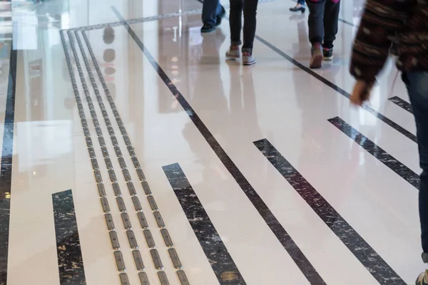 Indoor dotykowe chodnikowe stóp ścieżki dla osób niewidomych — Zdjęcie stockowe