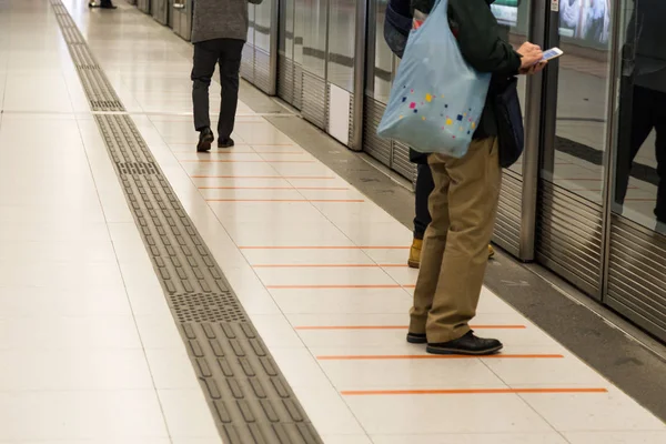 盲人地铁车站触觉铺路脚路 — 图库照片