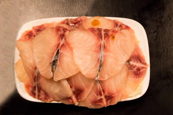 Filete de pescado como ingrediente para cocinar en plato —  Fotos de Stock
