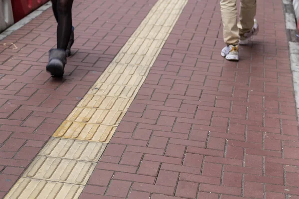 Pavage tactile extérieur sentier pour les aveugles Hong Kong — Photo