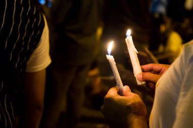 Aradığınız umut, ibadet, p karanlıkta mum gece nöbeti tutan insanlar