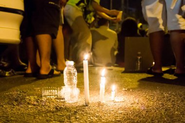 İnsanlar umut, ibadet, aradığınız karanlığın içinde mum gece nöbeti ile dua