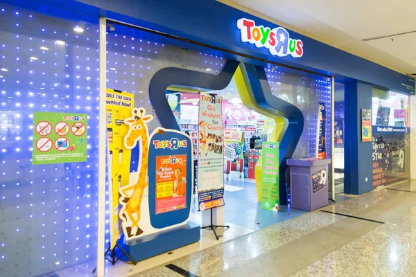 Toys "R" Us - американский ритейлер игрушек и товаров для детей с магазином в Малайзии — стоковое фото